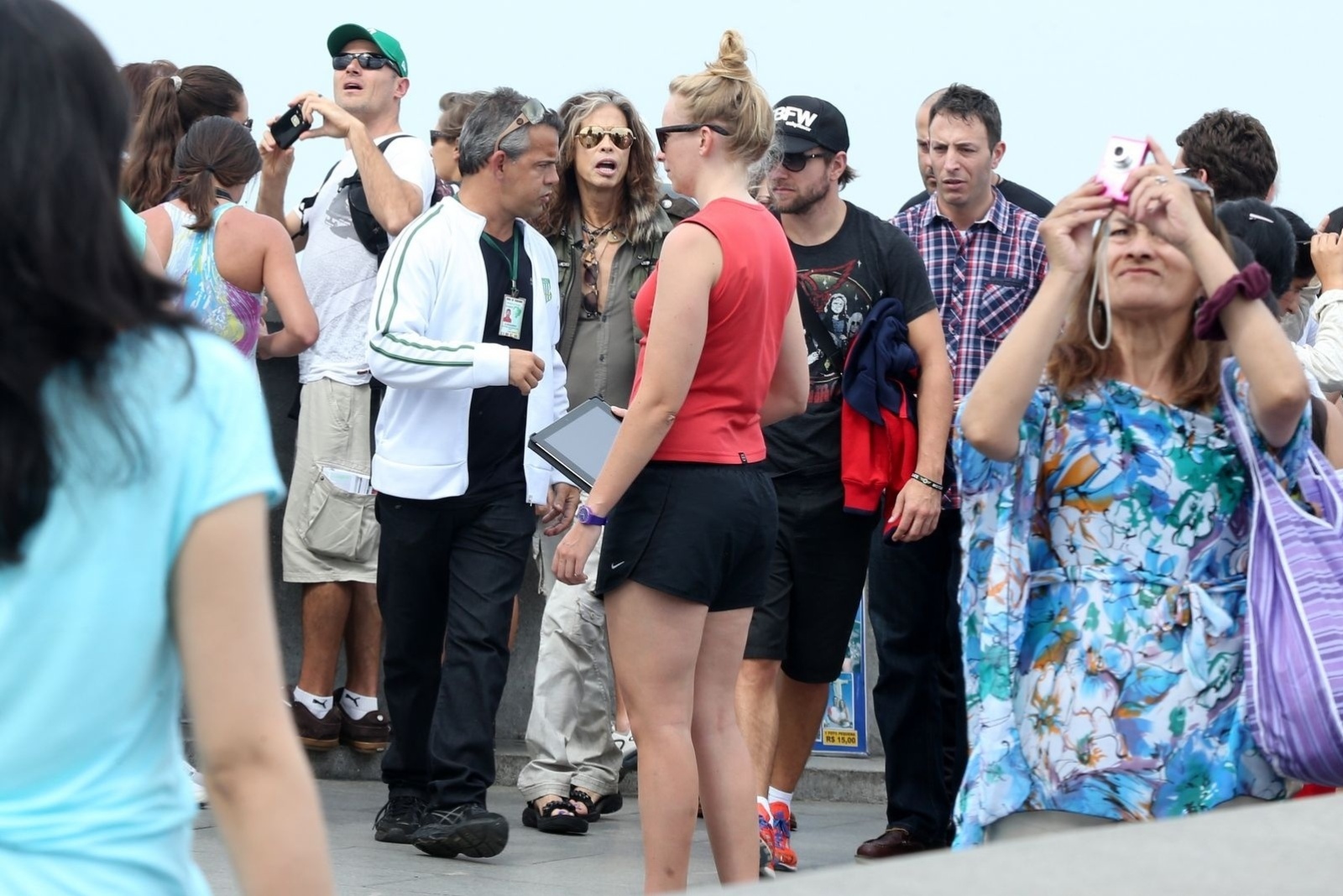 18.out.2013 - Steven Tyler, vocalista do Aerosmith, visitou o Cristo Redentor, ponto turístico do Rio. O cantor se apresenta nesta sexta na cidade