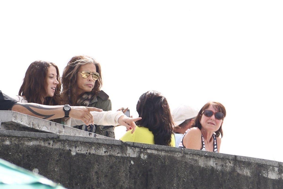 18.out.2013 - Steven Tyler, vocalista do Aerosmith, visitou o Cristo Redentor, ponto turístico do Rio. O cantor se apresenta nesta sexta na cidade