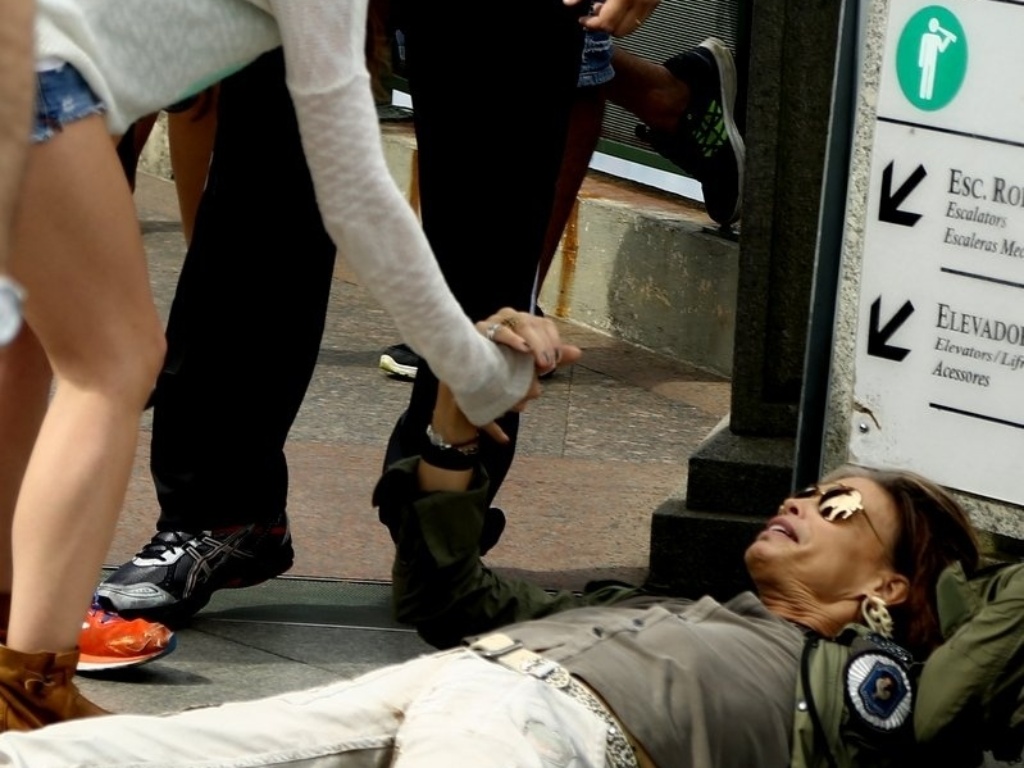 18.out.2013 - Steven Tyler, vocalista do Aerosmith, visitou o Cristo Redentor, ponto turístico do Rio. O cantor se apresenta nesta sexta na cidade