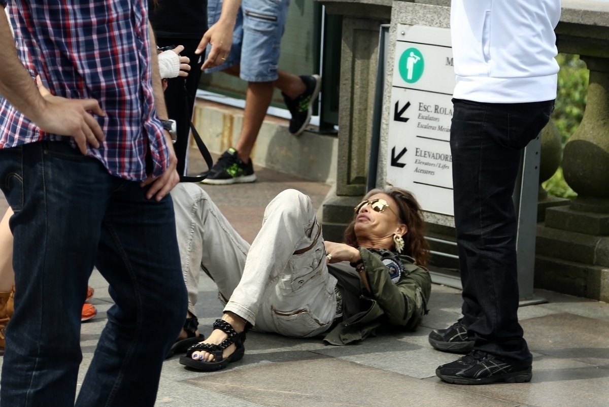 18.out.2013 - Steven Tyler, vocalista do Aerosmith, visitou o Cristo Redentor, ponto turístico do Rio. O cantor se apresenta nesta sexta na cidade