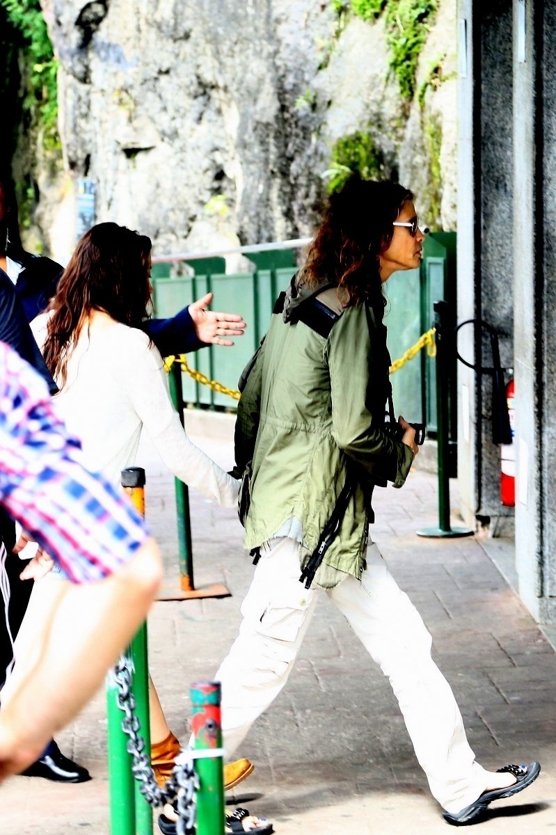 18.out.2013 - Steven Tyler, vocalista do Aerosmith, visitou o Cristo Redentor, ponto turístico do Rio. O cantor se apresenta nesta sexta na cidade