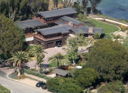 A casa dos sonhos de Julia Roberts em Malibu passou por muitas reformas. As áreas verdes foram revitalizadas e um novo telhado foi instalado. A atriz pagou US$ 20 milhões pelo terreno em Malibu e mais US$ 650 mil na cas