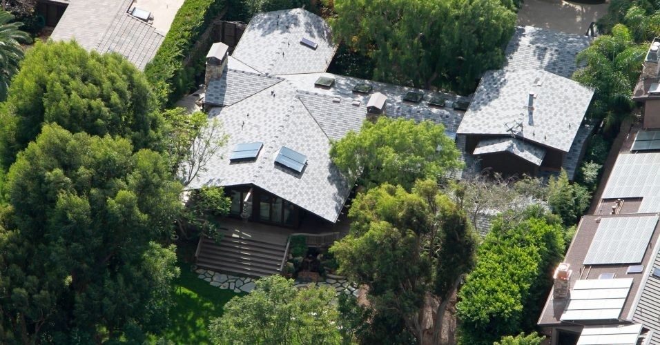 A casa que Matthew McConaughey divide com a mulher, a brasileira Camila Alves, e os filhos, fica em Malibu, na Califórnia e é avaliada em 10 milhões de dólares. A casa precisou de uma reforma de quase um milhão de dólares e hoje tem quatro quartos, três banheiros e cerca de 4 mil metros quadrados. A casa fica a poucos metros de uma praia privada