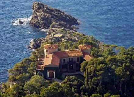 A ex-primeira-dama da França, Carla Bruni, é dona desta mansão em Le Lavandou, cidade entre Marselha e Nice, no litoral francês, cercada pelo mar Mediterrâneo