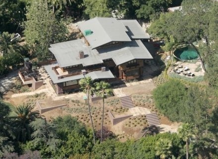 A mansão de Brad Pitt em Los Angeles é bem arborizada e tem até plantações, além de uma piscina protegida pelas árvores