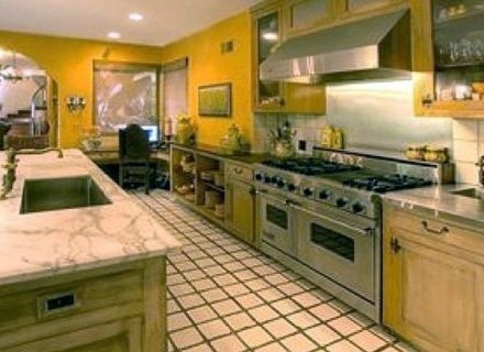 A mansão de Jessica Alba em Beverly Hills custou US$ 4 milhões tem uma cozinha com uma grande mesa de mármore e quatro suítes