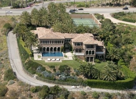 Com piscina, quadra de tênis e muitas árvores, a cantora Cher tem conforto para viver em Los Angeles