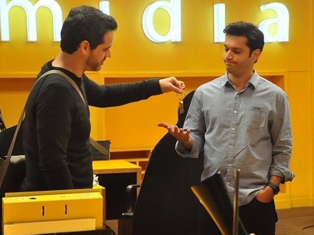 Em "Sangue Bom", Natan entrega as chaves da agência para Érico e Fabinho