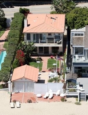 Esta é a casa que Paris Hilton colocou para alugar em Malibu. Ela tem dois quartos e três banheiros e o valor é de US$ 2.9 milhões para ficar por todo o verão norte-americano
