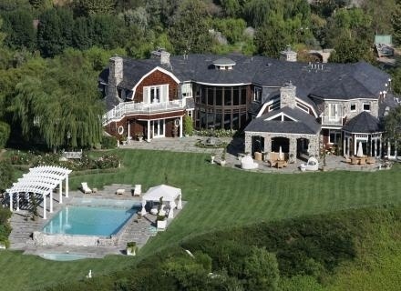 Esta é a mansão que Ozzy Osbourne comprou por mais de US$ 12 milhões. Ela tem seis quartos, 10 banheiros em mais de mil metros quadrados de área construída