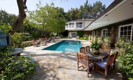 Mansão de Elizabeth Taylor no luxuoso bairro de Bel-Air, em Los Angeles. A casa foi colocada à venda por US$ 8,6 milhões (R$ 14 milhões) dois meses após a morte da atriz, em maio de 2011