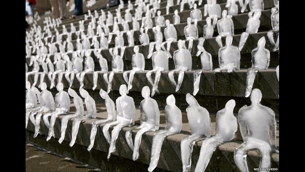 Os autores destacam a cultura visual de skatistas, surfistas, tatuadores, clubbers e ativistas - trabalhos que muitas vezes são ignorados por grandes galerias de arte e museus em favor da arte convencional - Nele Azevedo/BBC