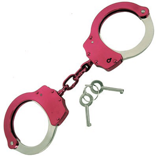 Os chicotes, chibatas, algemas e vendas para os olhos são os produtos mais básicos mostrados na área de brinquedos eróticos que atendem aos fetiches mais variados. A foto mostra um modelo elegante de algemas feitas de prata e couro - Divulgação