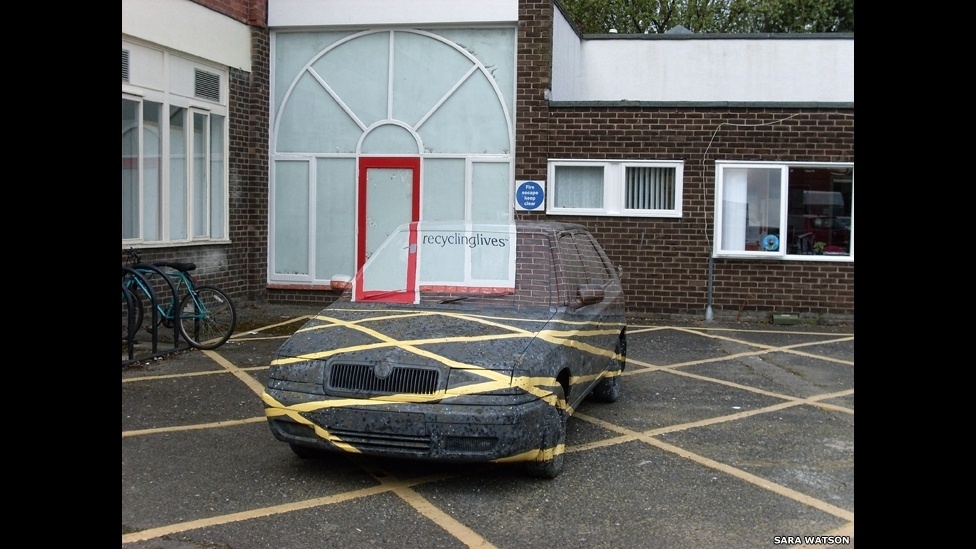 Peças de cultura visual de skatistas, surfistas, tatuadores, clubbers e ativistas foram reunidas em "Wild Art" - Sara Watson/BBC