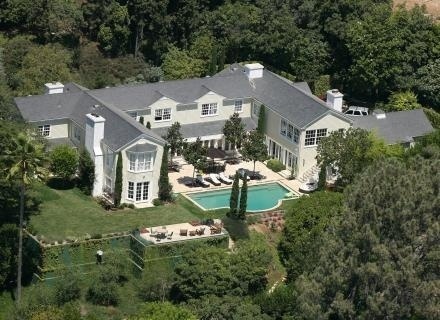 Salma Hayek e seu noivo, Francois-Henri Pinault, compraram esta mansão em Los Angeles. De acordo com o jornal "The Washington Post", o casal pagou cerca de US$ 20 milhões