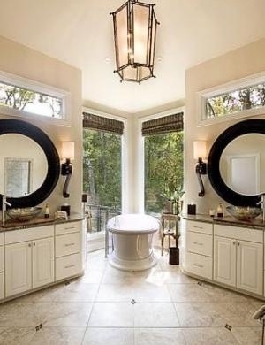 Um dos cinco banheiros da casa de Nicole Kidman e Keith Urban tem uma banheira com vista para o jardim. A mansão custa US$ 2,5 milhões e fica em Nashville, capital do Tennessee
