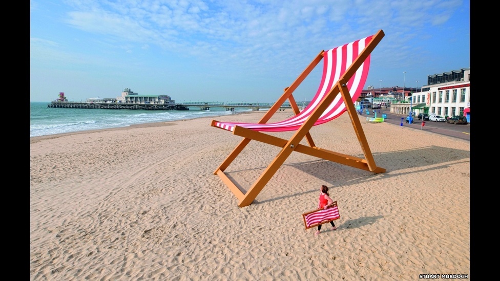 Um retrato do ator Kevin Bacon feito com bacon, uma cadeira de praia gigante, e um frango feito a partir de cascas de ovos, estão entre as obras selecionadas para o livro - Staurt Murdoch/BBC