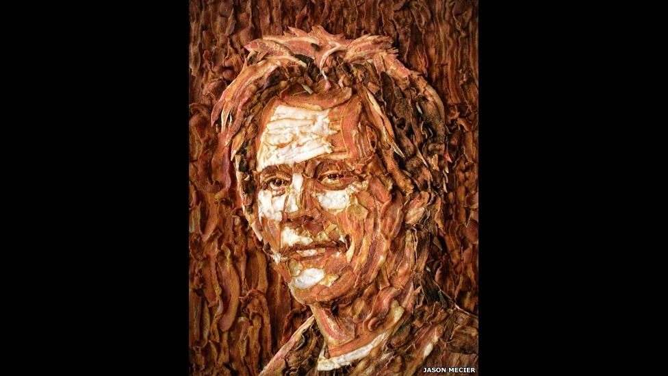 Um retrato do ator Kevin Bacon feito com bacon, uma cadeira de praia gigante, e um frango feito a partir de cascas de ovos, estão entre as obras selecionadas para o livro - Jason Macier/BBC