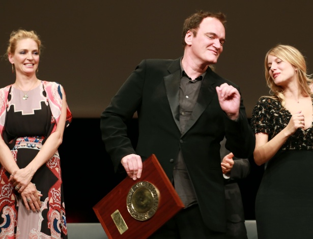 Tarantino dança com a atriz francesa Melanie Laurent depois de receber um prêmio no festival de Lyon das mãos de Uma Thurman - Philippe Merle/AFP
