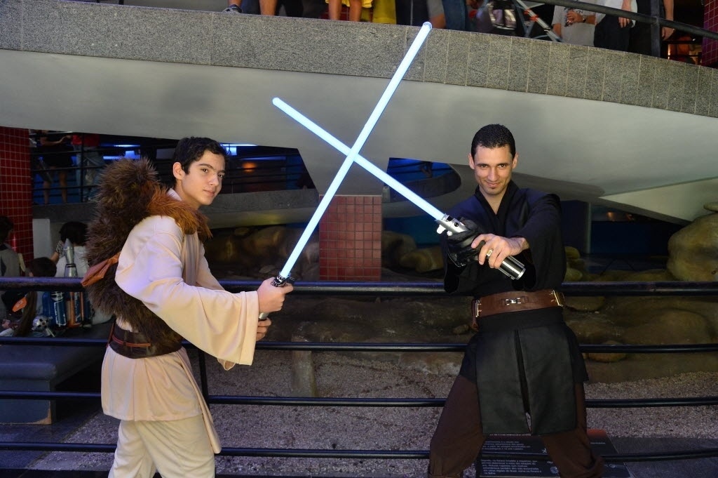 19.out.2013 - Além da exibição dos filmes e das palestras sobre "Star Wars", ficção científica e outros temas de interesse geek, o evento recebe um robô que replica o R2-D2, obras de arte 'nerd' e concurso de cosplay - André Lobo/UOL