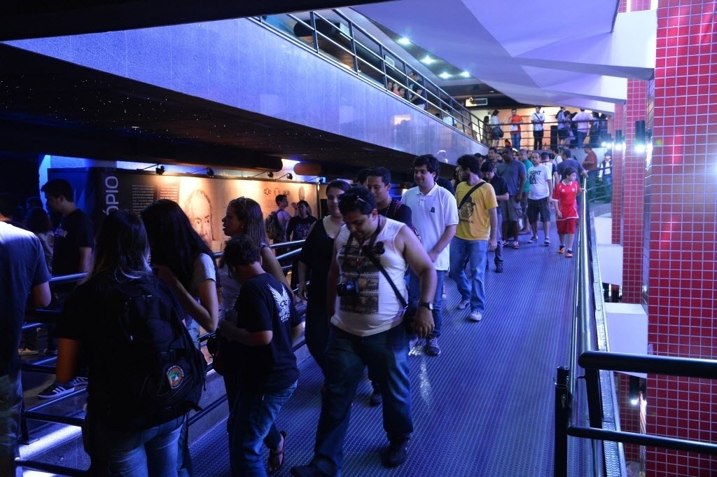 19.out.2013 - Além da exibição dos filmes e das palestras sobre "Star Wars", ficção científica e outros temas de interesse geek, o evento recebe um robô que replica o R2-D2, obras de arte 'nerd' e concurso de cosplay - André Lobo/UOL