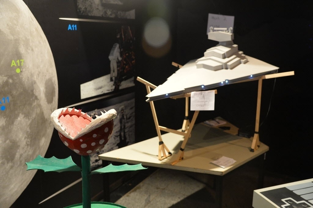 19.out.2013 - Além da exibição dos filmes e das palestras sobre "Star Wars", ficção científica e outros temas de interesse geek, o evento recebe um robô que replica o R2-D2, obras de arte 'nerd' e concurso de cosplay - André Lobo/UOL