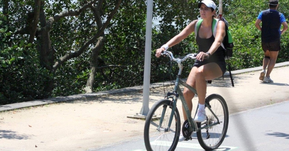 19.out.2013 - Malu Mader aproveita o ótimo dia de sol para pedalar na Lagoa Rodrigo de Freitas, neste sábado (19), no Rio de Janeiro