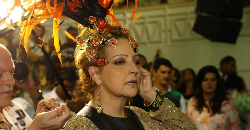 19.out.2013 - Betty Lago participa de ensaio da Grande Rio, que homenageará a cidade de Maricá, escolhida como refúgio da cantora Maysa