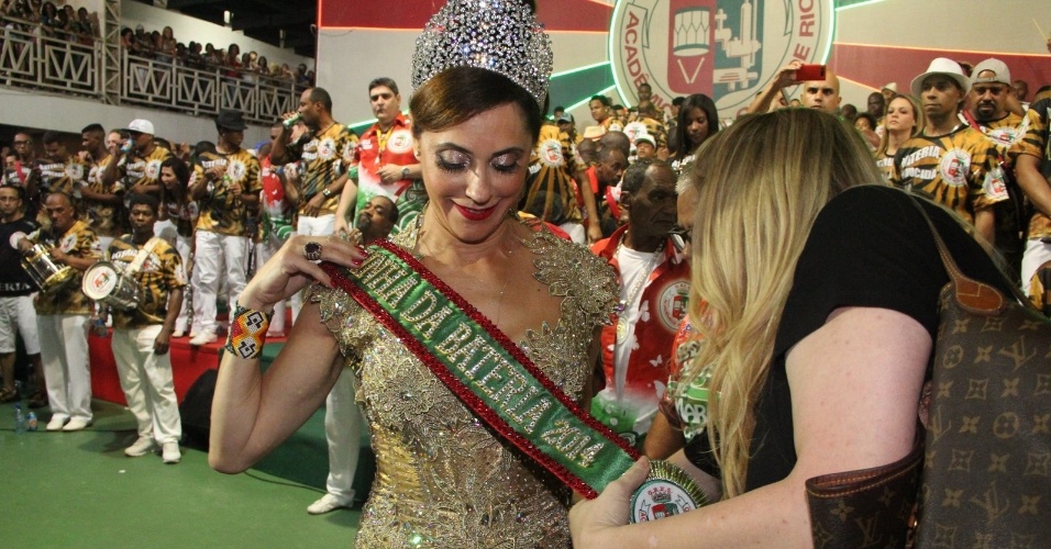 19.out.2013 - Christiane Torloni é coroada Rainha da Bateria da Grande Rio