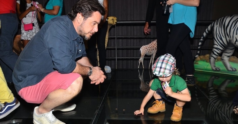 20.out.2013 - Alexandre Iódice, marido de Adriane Galisteu, observa o fillho Vittorio durante o Kids Fashion Show, evento de moda realizado em São Paulo