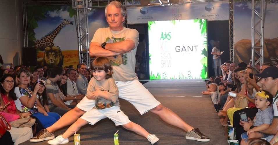 20.out.2013 - O apresentador Otávio Mesquita desfila com o filho Pietro no Kids Fashion Show, evento de moda realizado em São Paulo