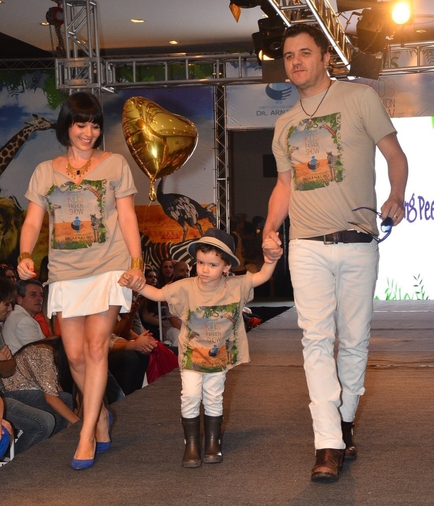 20.out.2013 - O cantor Maurício Manieri e sua mulher, Izabelle Stein, desfilam com o filho Marco no Kids Fashion Show, evento de moda realizado em São Paulo 