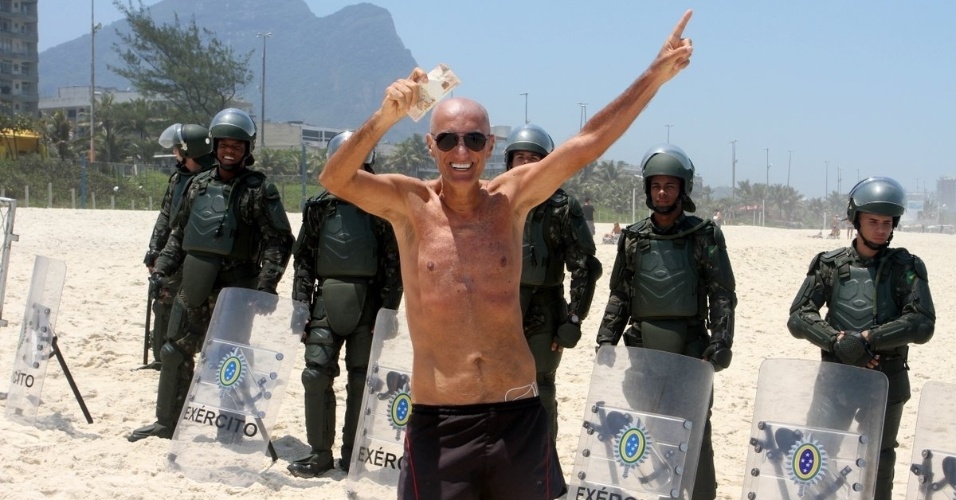 21.out.2013 - Em meio à manifestação, Amim Khader dá seu lance no pré-sal em frente ao Hotel onde acontecerá o leilão, na Barra da Tijuca, zona oeste do Rio de Janeiro.