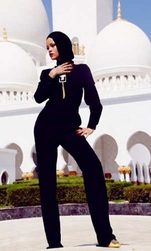 19.out.2013 - Rihanna posa em mesquita de Abu Dhabi, capital dos Emirados Árabes, usando um macacão preto de mangas longas e um lenço cobrindo seus cabelos e seu pescoço.