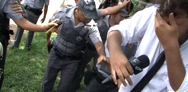 Ronald Rios, repórter do "CQC", é atingido por spray de pimenta em manifestação
