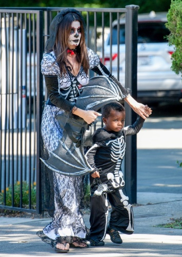 20.out.2013 - A atriz Sandra Bullock e o filho, Louis Bardo, de três anos, se fantasiam para o Halloween