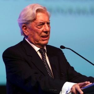 O escritor Mario Vargas Llosa durante o 6º Congresso Internacional da Língua Espanhola, no Panamá, em outubro de 2013 - Carlos Jasso/Reuters