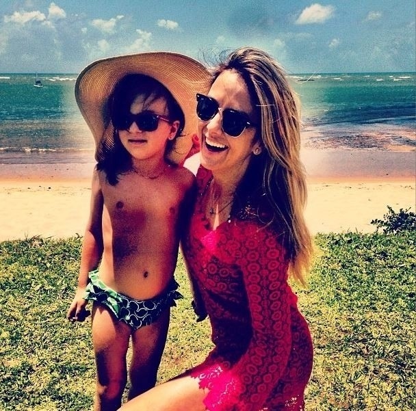21.out.2013 - Ticiane Pinheiro leva a filha Rafaella Justus a praia