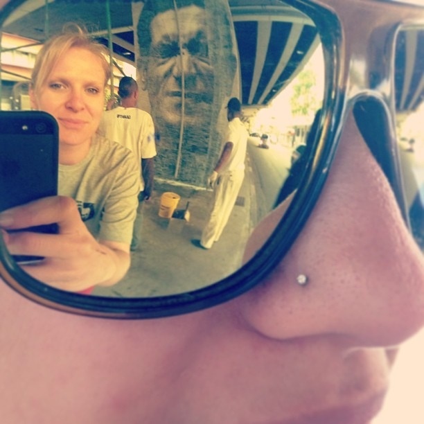 Fotógrafa Raquel Brust trabalha na montagem do projeto Giganto, no elevado Costa e Silva, o Minhocão, em São Paulo (SP). A intervenção faz parte da programação do Foto Espanha que traz foto de moradores da região - Reprodução/Facebook