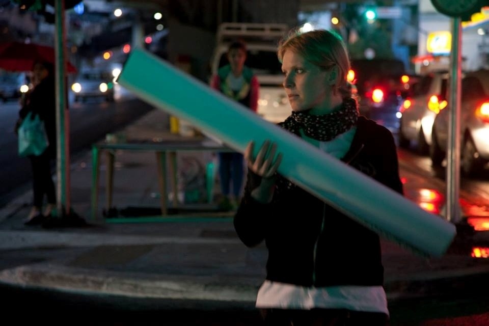 Fotógrafa Raquel Brust trabalha na montagem do projeto Giganto, no elevado Costa e Silva, o Minhocão, em São Paulo (SP). A intervenção faz parte da programação do Foto Espanha que traz foto de moradores da região - Reprodução/Facebook