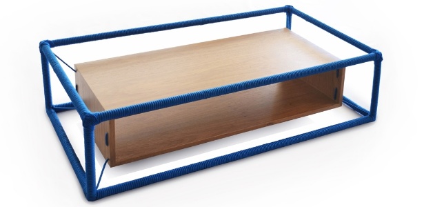 A mesa Cordas, criada por Gustavo Martini, tem porção central em madeira suspensa por cordinhas azuis - Divulgação