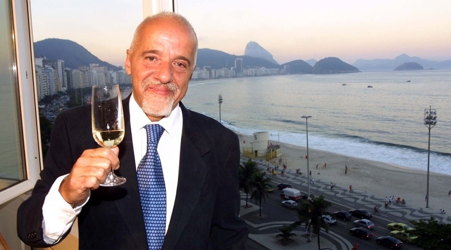 Paulo Coelho em seu apartamento em Copacabana