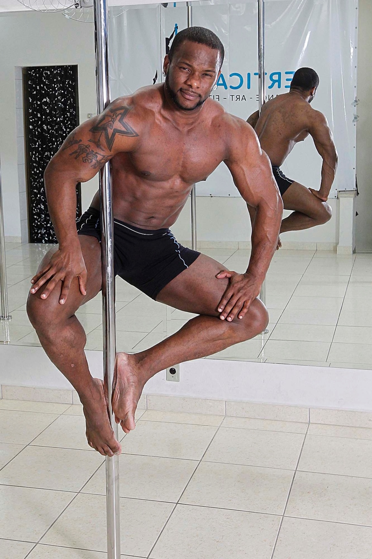 Ulisses Fênix, 29 anos, professor de pole dance e vice-campeão do campeonato Paulista de 2012 e pegou o 4º lugar no Campeonato Brasileiro de 2013 - Reinaldo Canato/UOL