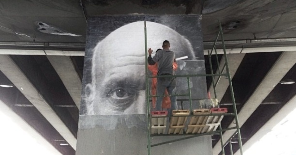 Vinte fotos gigantes de moradores da região do elevado Presidente Costa e Silva, conhecido como Minhocão, na região central de São Paulo, estão sendo espalhadas pela rua Amaral Gurgel e avenida São João. A intervenção faz parte da programação do Foto Espanha, que será realizado neste mês em São Paulo - Reprodução/Facebook
