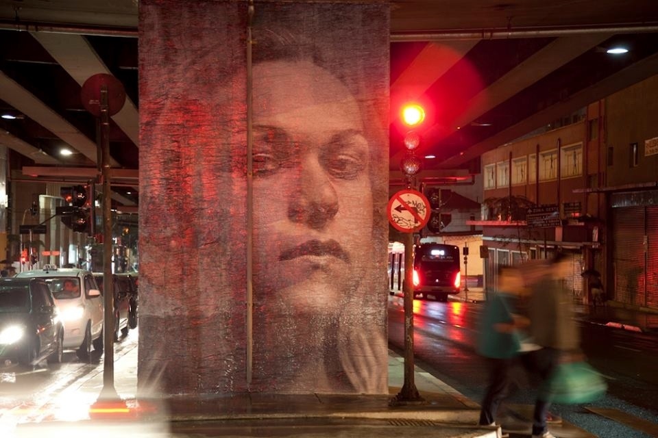 Vinte fotos gigantes de moradores da região do elevado Presidente Costa e Silva, conhecido como Minhocão, na região central de São Paulo, estão sendo espalhadas pela rua Amaral Gurgel e avenida São João. A intervenção faz parte da programação do Foto Espanha, que será realizado neste mês em São Paulo - Reprodução/Facebook