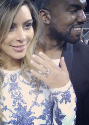 21.out.2013 - Kim Kardashian mostra o anel de noivado que ganhou de Kanye West. Foto foi publicada pelo cabeleireiro da socialite