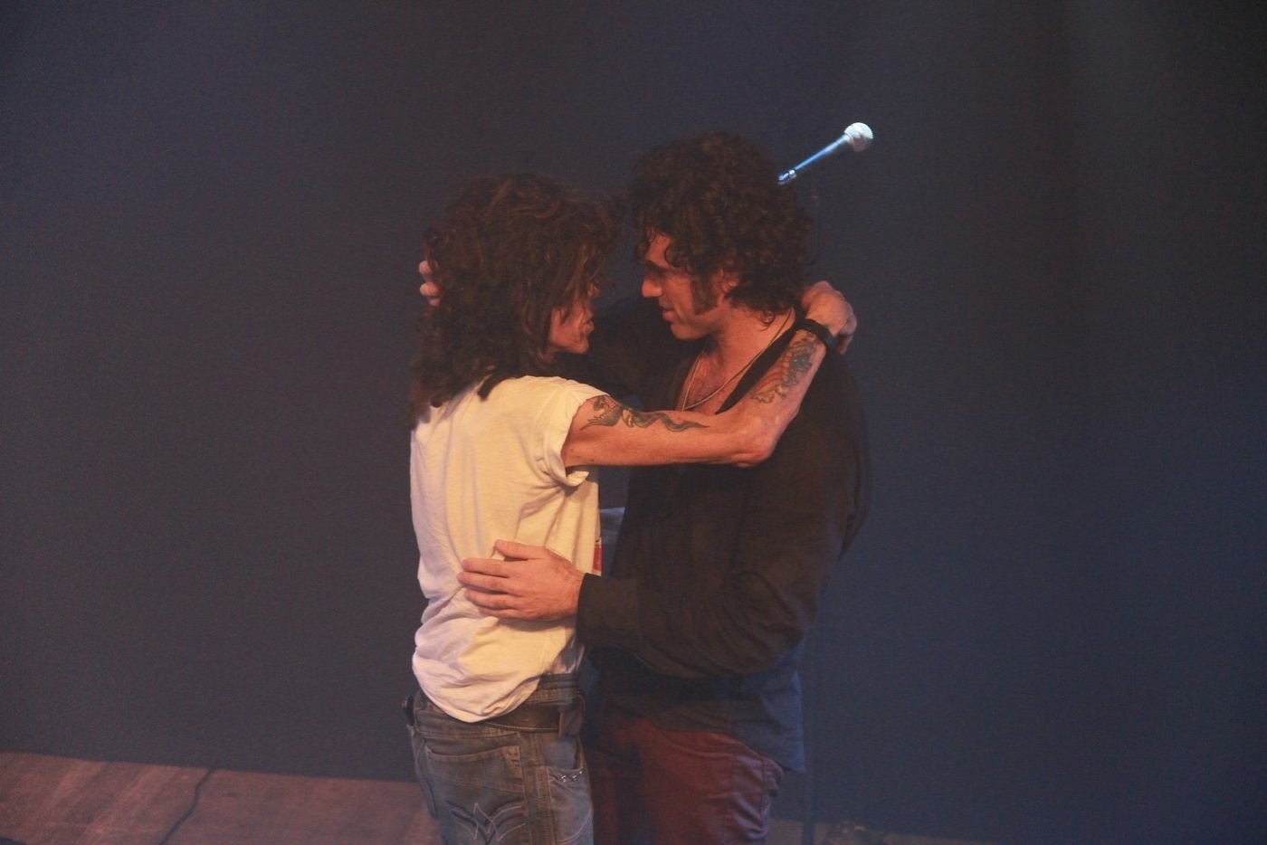 22.out.2013 - O ator Eriberto Leão com o roqueiro Serguei em apresentação do musical "Jim" - sobre o vocalista do grupo The Doors, Jim Morrison - no Teatro Leblon, no Rio de Janeiro - Thyago Andrade/Foto Rio News