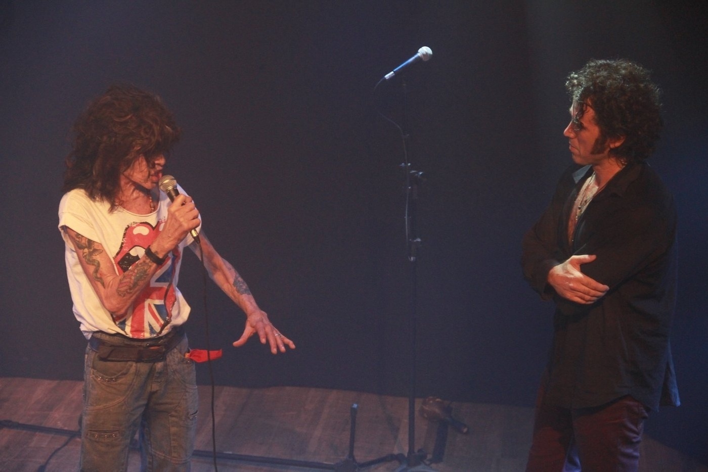 22.out.2013 - O ator Eriberto Leão com o roqueiro Serguei em apresentação do musical "Jim" - sobre o vocalista do grupo The Doors, Jim Morrison - no Teatro Leblon, no Rio de Janeiro - Thyago Andrade/Foto Rio News