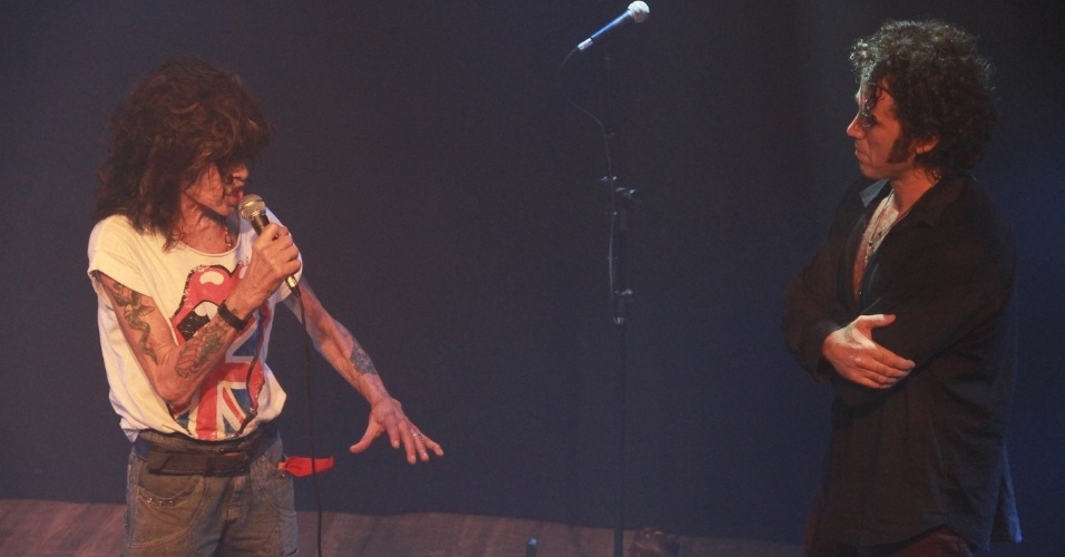 22.out.2013 - O ator Eriberto Leão com o roqueiro Serguei em apresentação do musical 