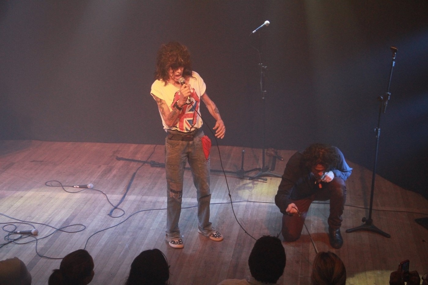 22.out.2013 - O ator Eriberto Leão com o roqueiro Serguei em apresentação do musical "Jim" - sobre o vocalista do grupo The Doors, Jim Morrison - no Teatro Leblon, no Rio de Janeiro - Thyago Andrade/Foto Rio News